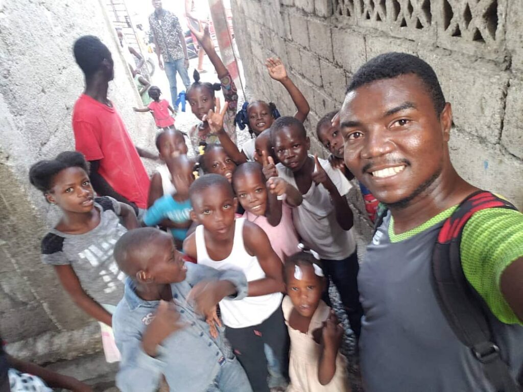 Volunteer Mano with children in Haiti